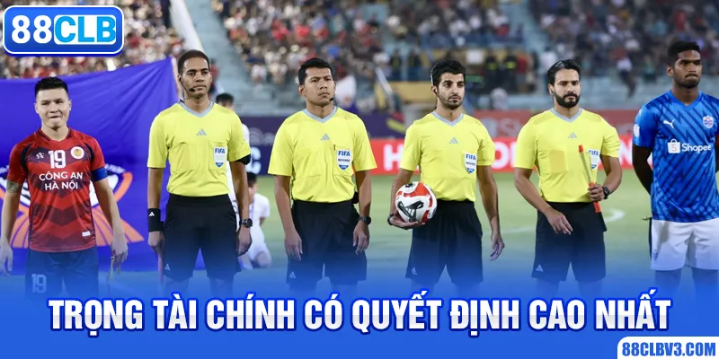 Luật bóng đá sân 7 người: Hướng dẫn từ A-Z cho người mới Trọng tài chính có quyết định cao nhất